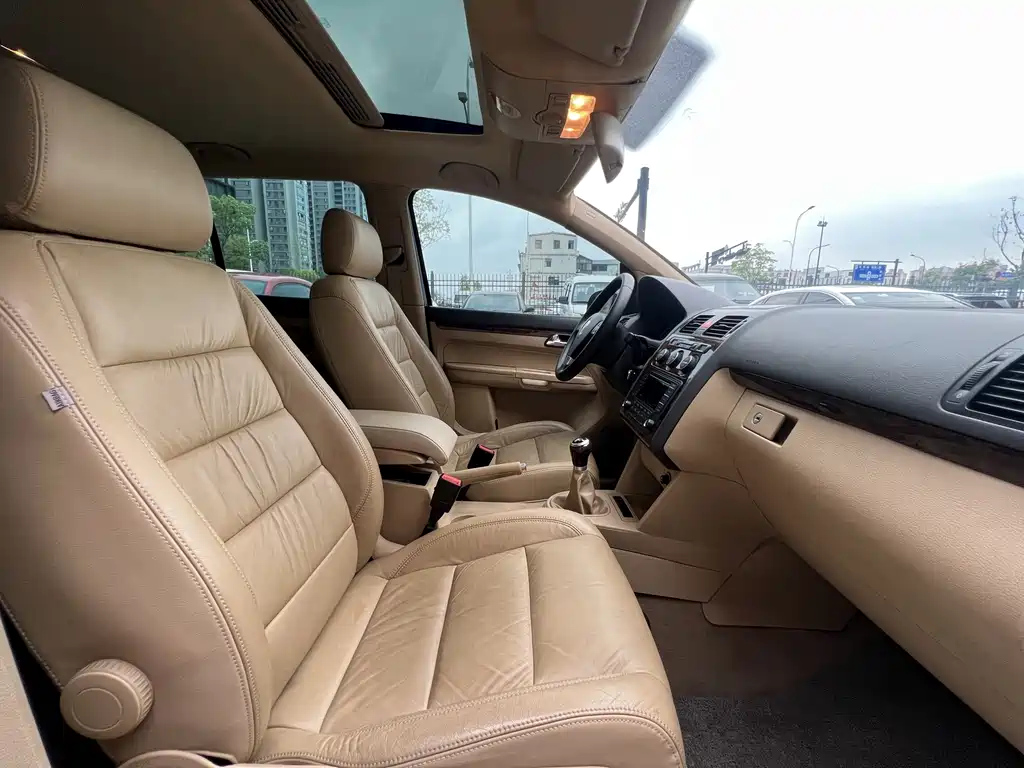 VOLKSWAGEN TOURAN 2010