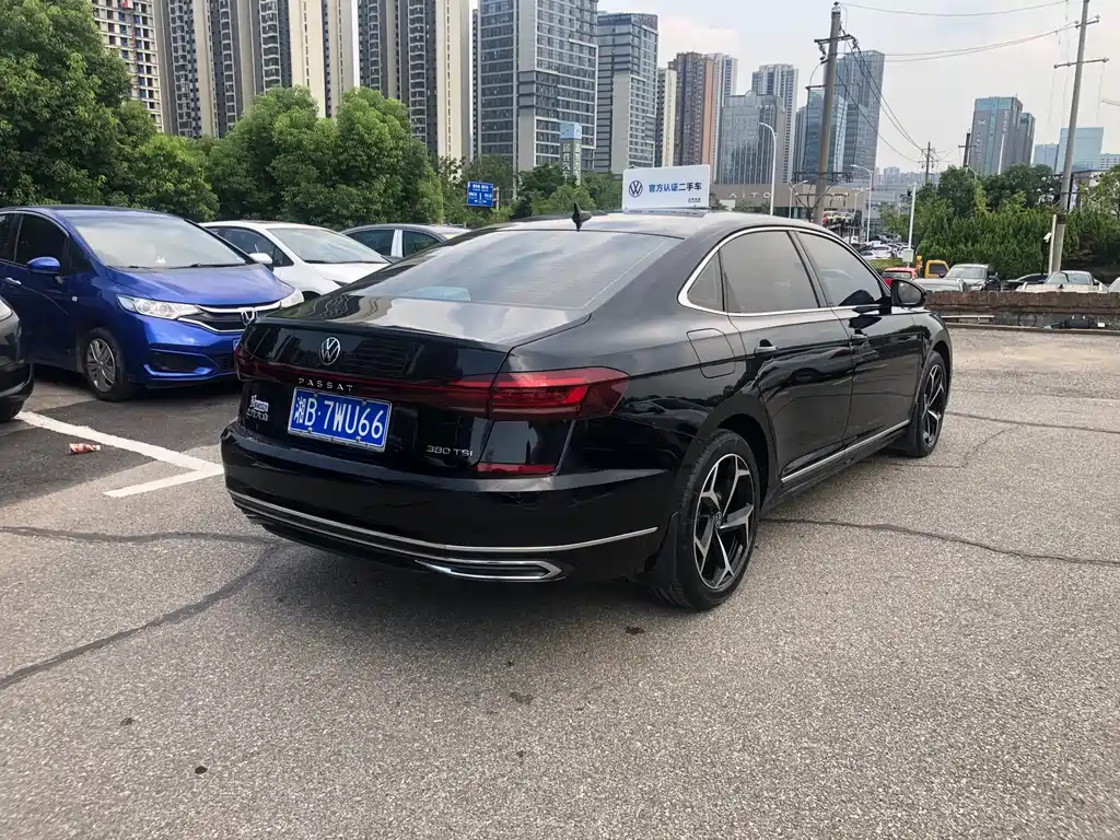 VOLKSWAGEN PASSAT 2024