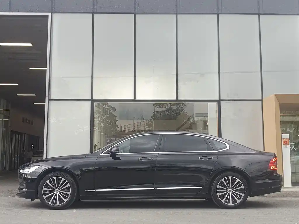 VOLVO S90 2023