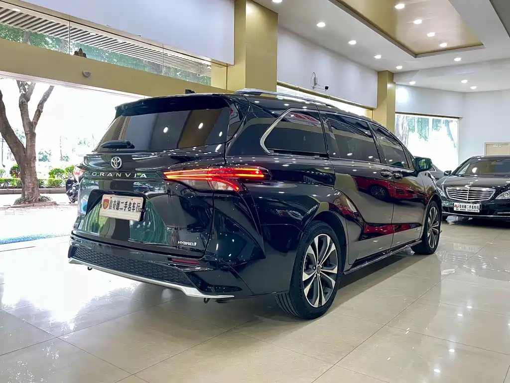 TOYOTA GRANVIA 2022
