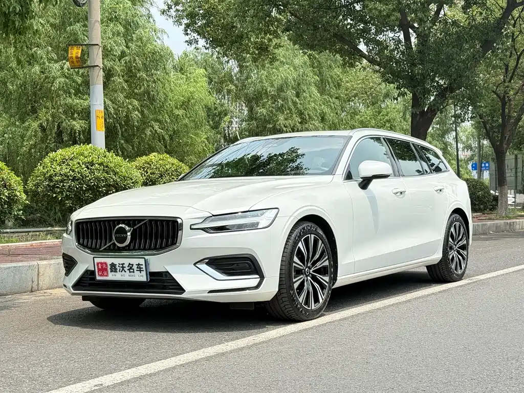 VOLVO V60 2024