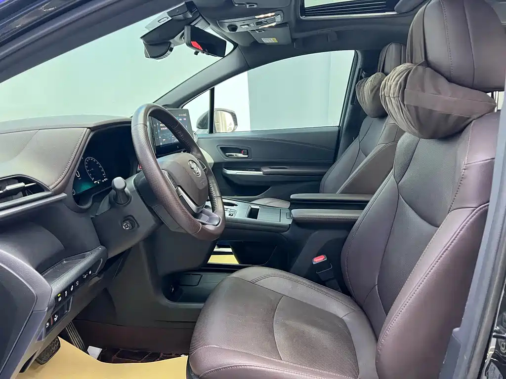 TOYOTA GRANVIA 2023