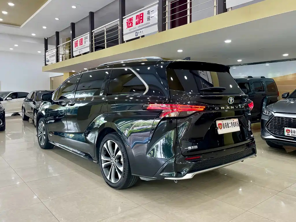 TOYOTA GRANVIA 2022
