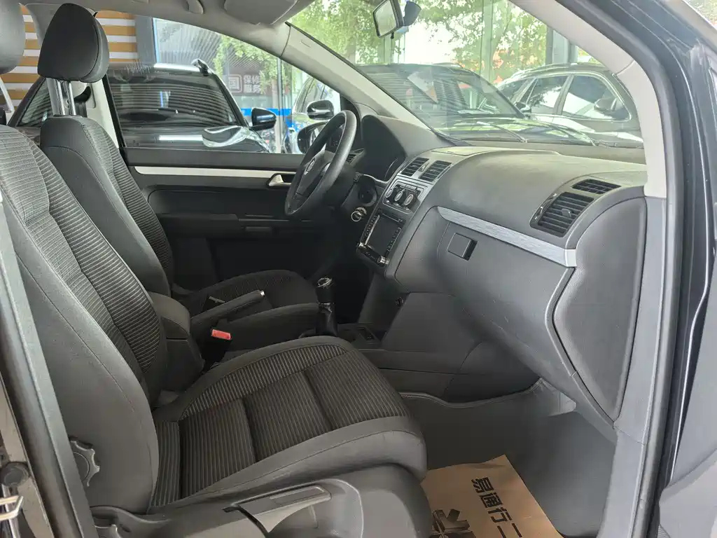 VOLKSWAGEN TOURAN 2013