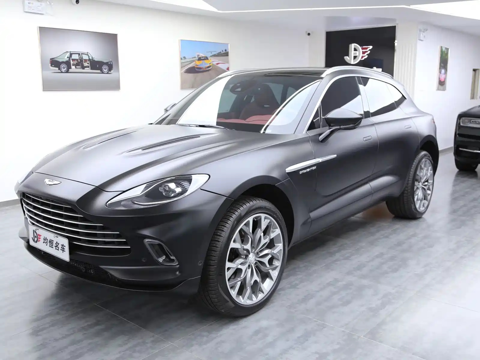 ASTON MARTIN DBX