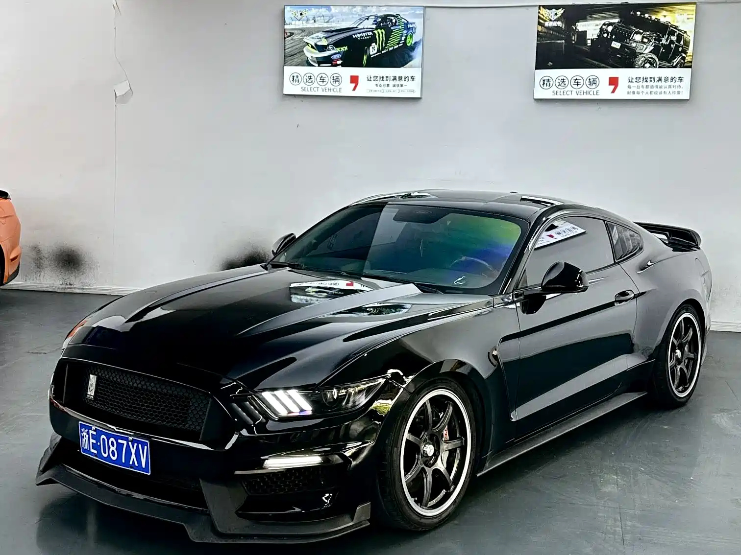 FORD MUSTANG