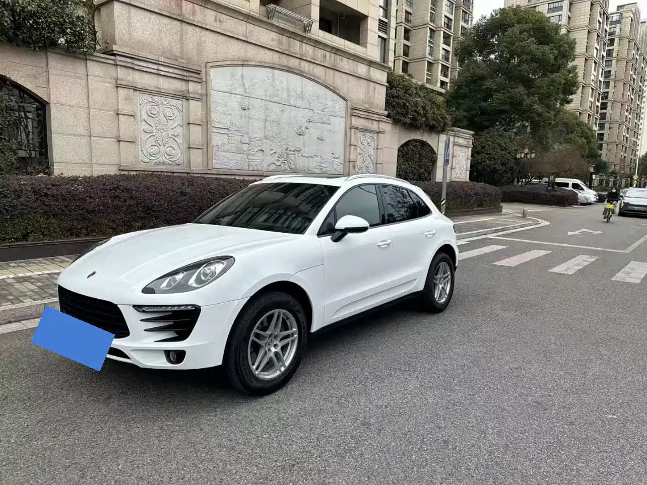 PORSCHE MACAN