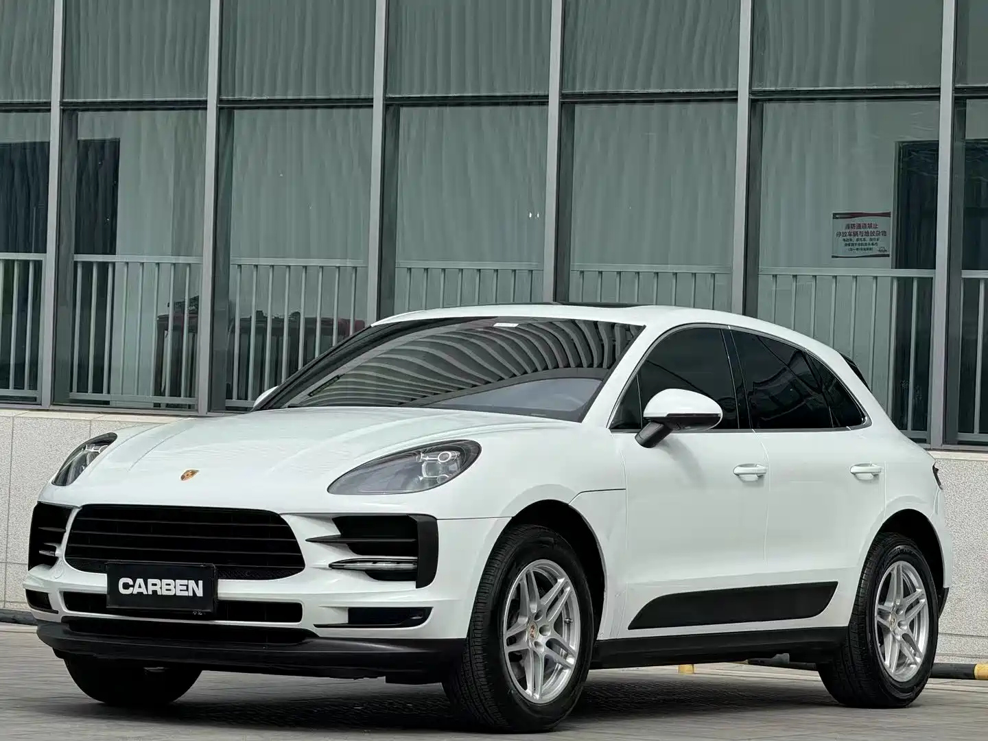 PORSCHE MACAN