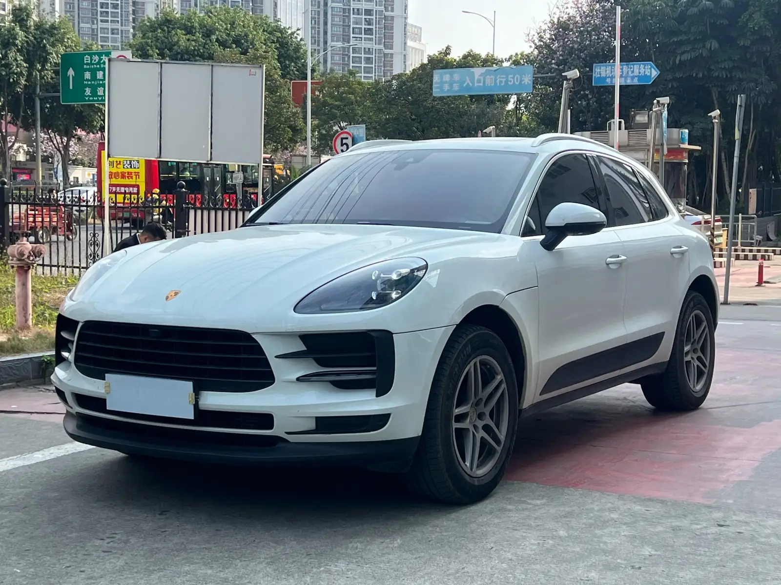 PORSCHE MACAN