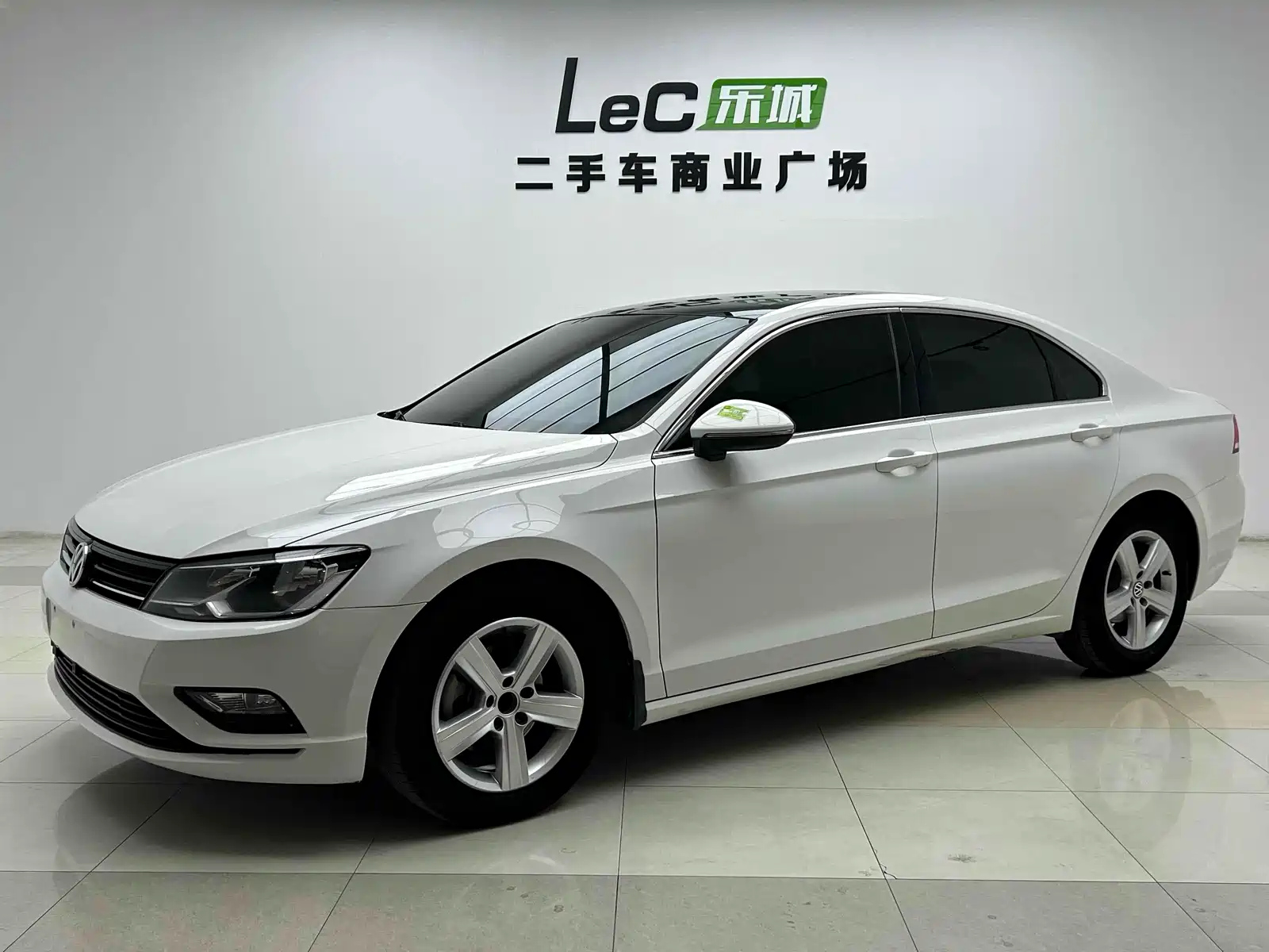 VOLKSWAGEN LAMANDO 2015