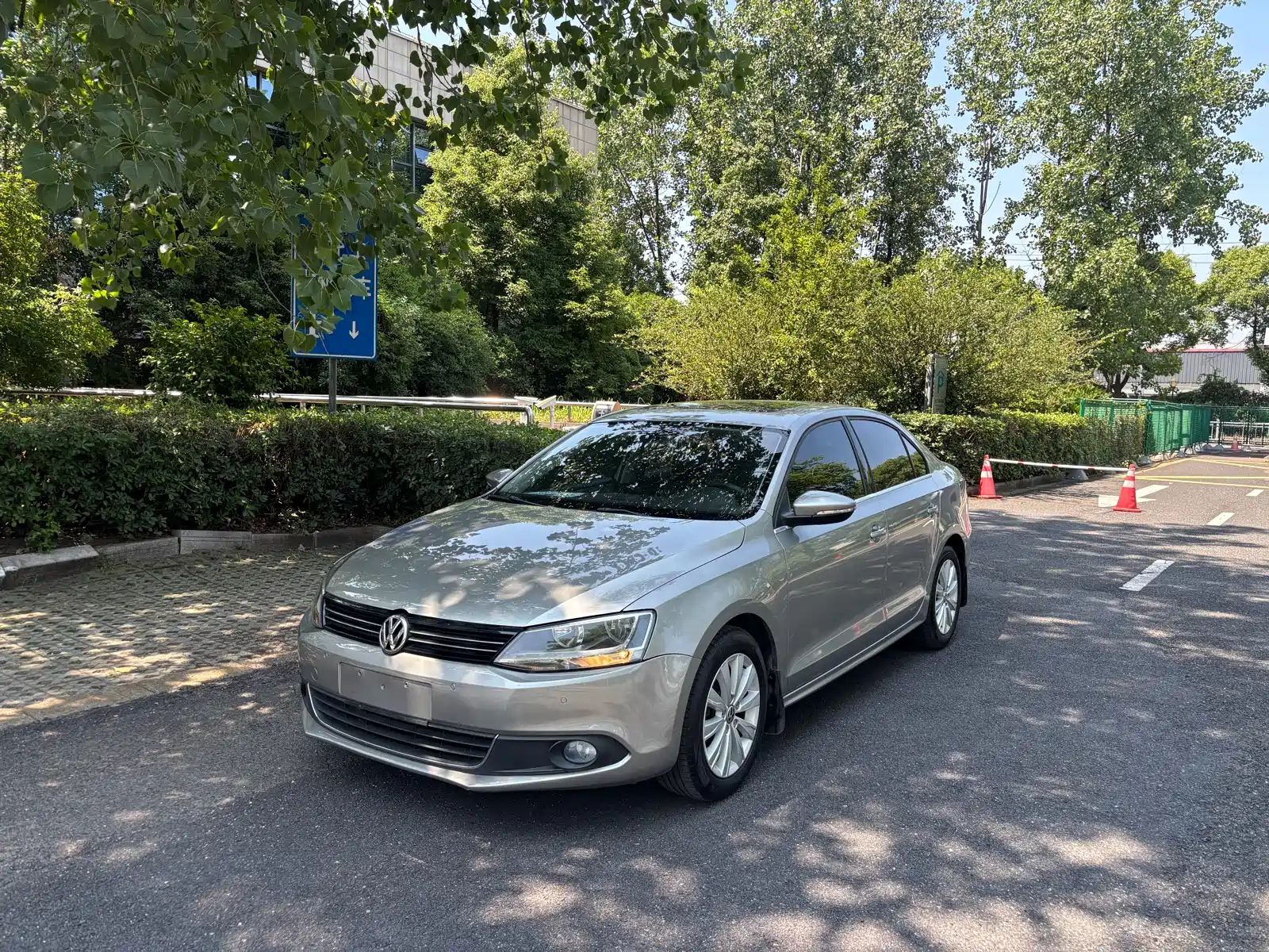 VOLKSWAGEN SAGITAR 2014