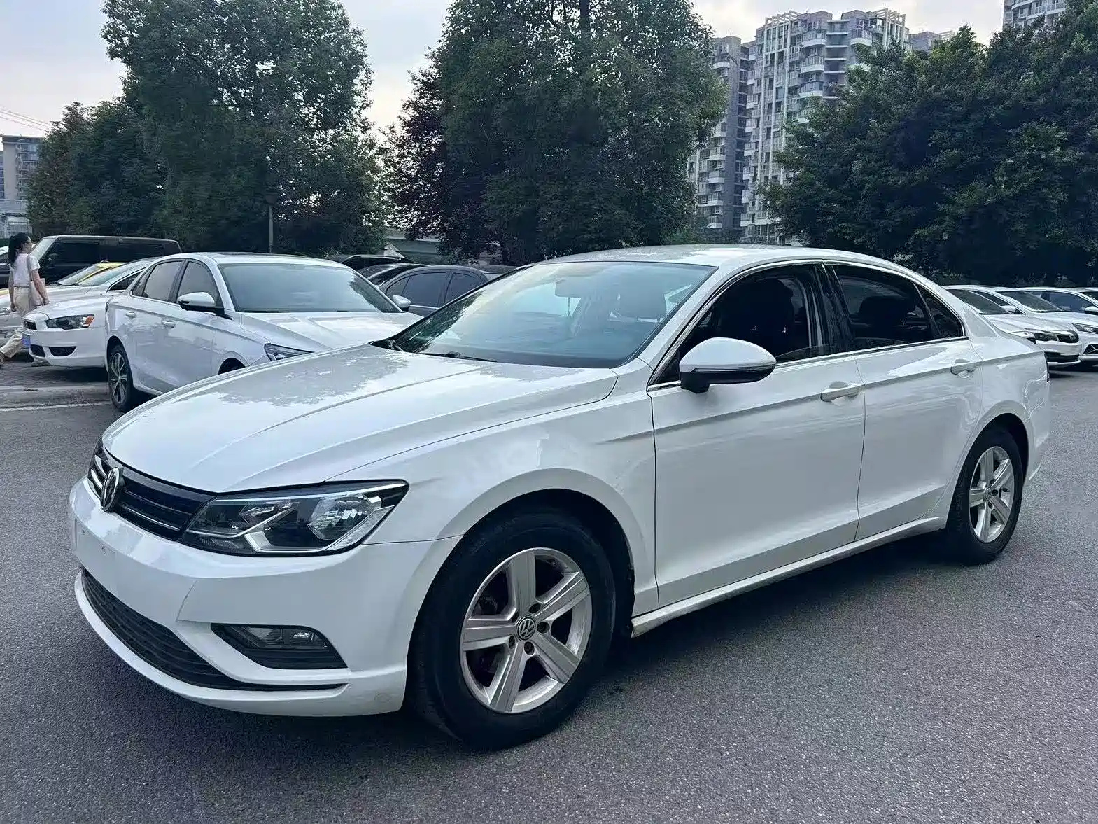 VOLKSWAGEN LAMANDO 2015