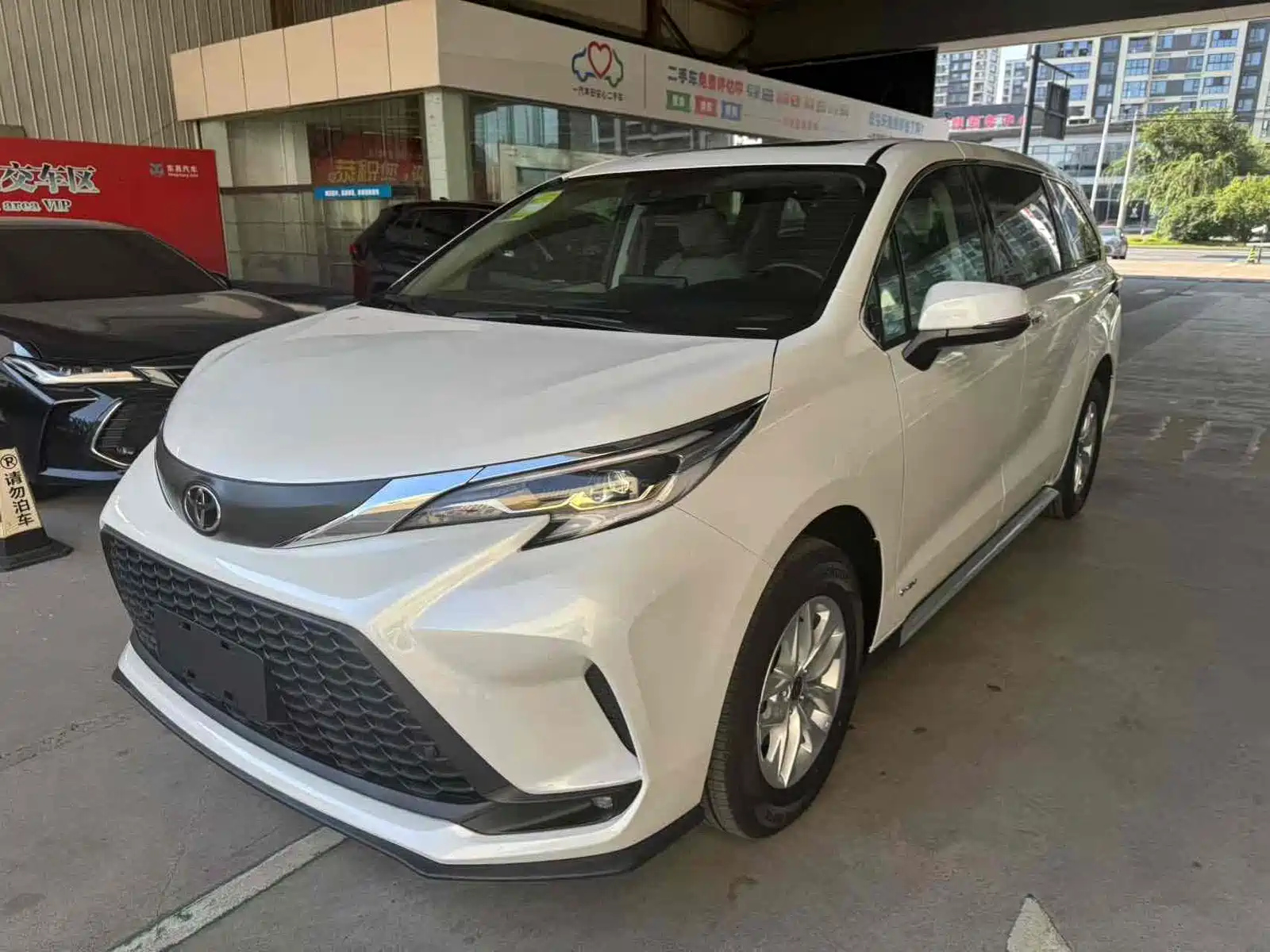 TOYOTA GRANVIA 2024