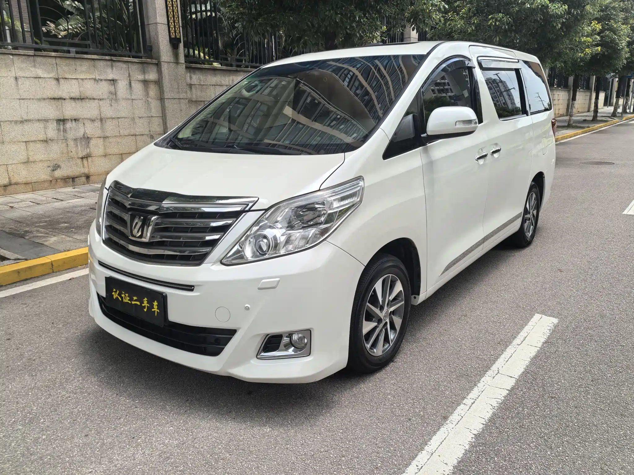 TOYOTA ALPHARD 2012