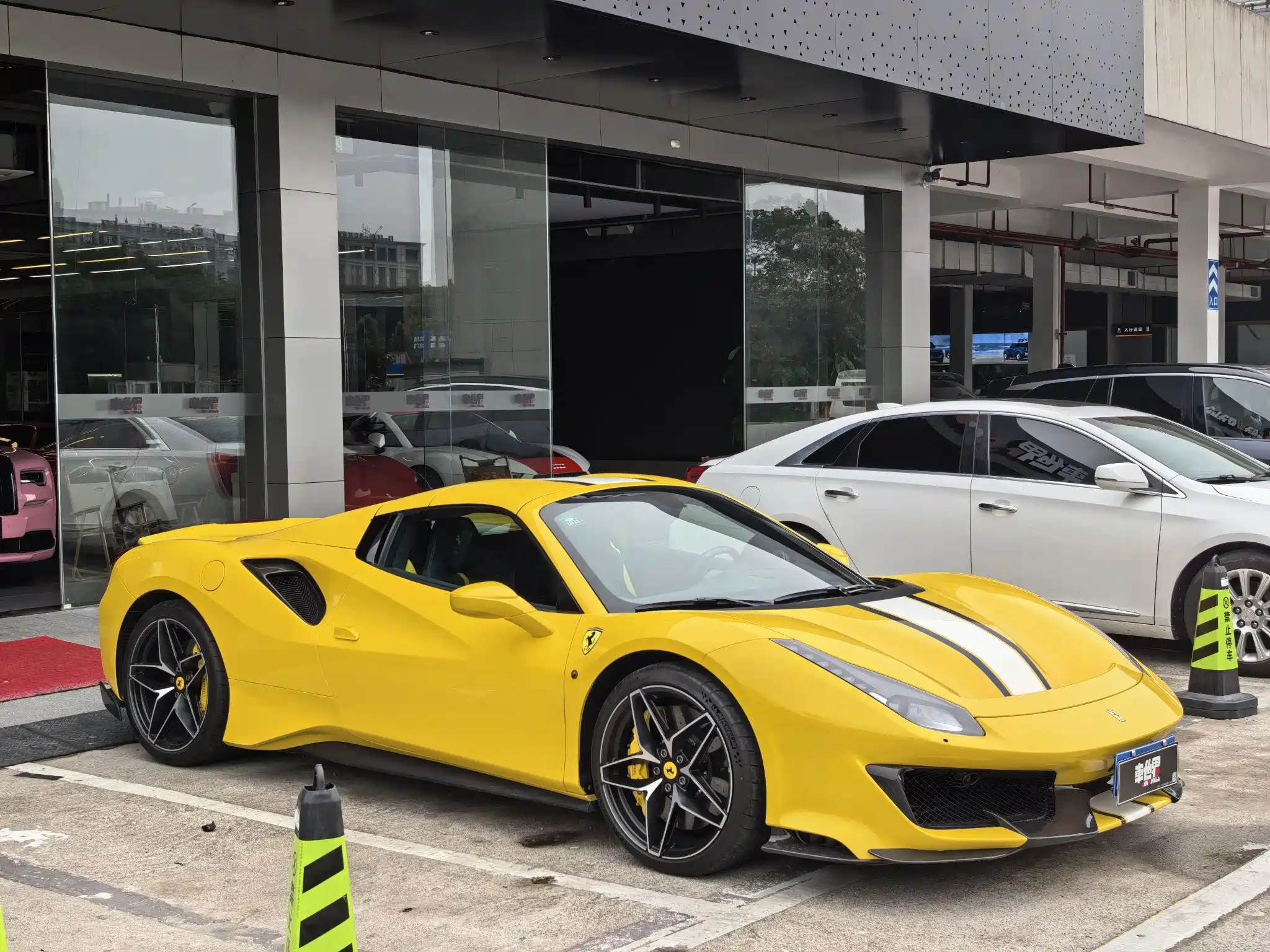 FERRARI 488