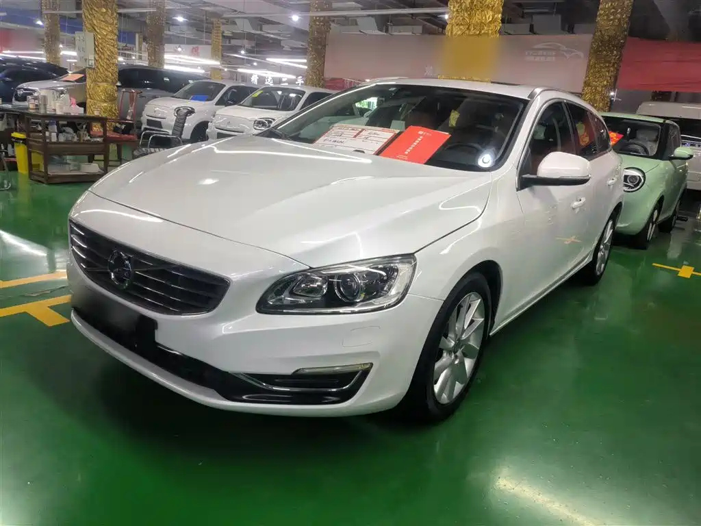 VOLVO V60 2015