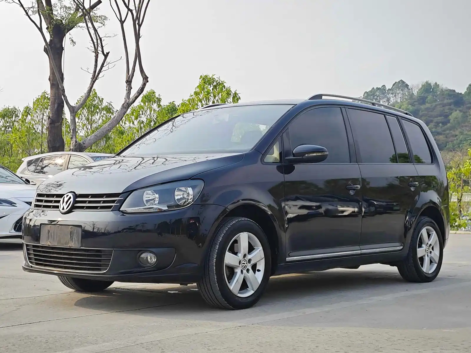 VOLKSWAGEN TOURAN 2011