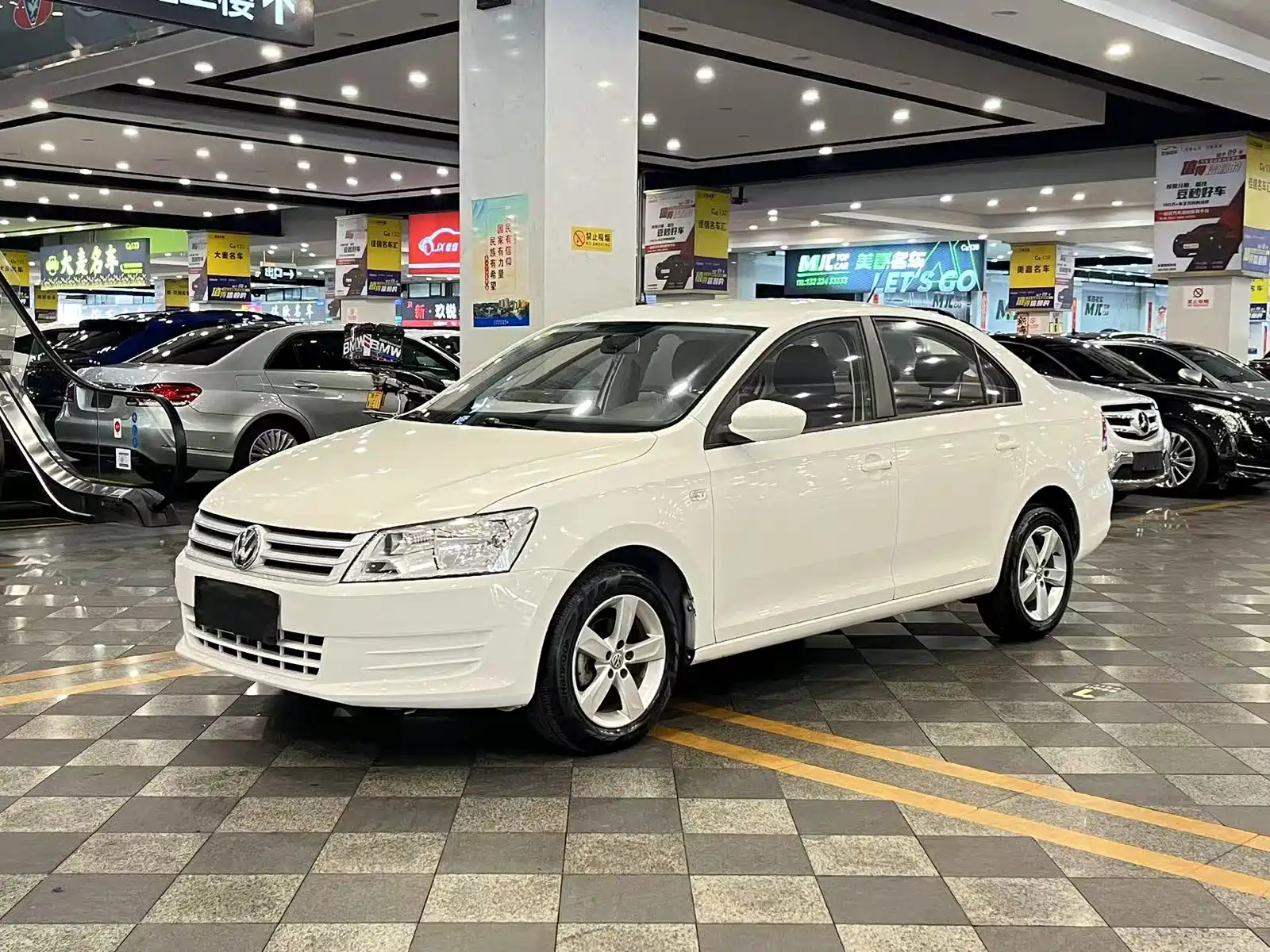 VOLKSWAGEN SANTANA 2015