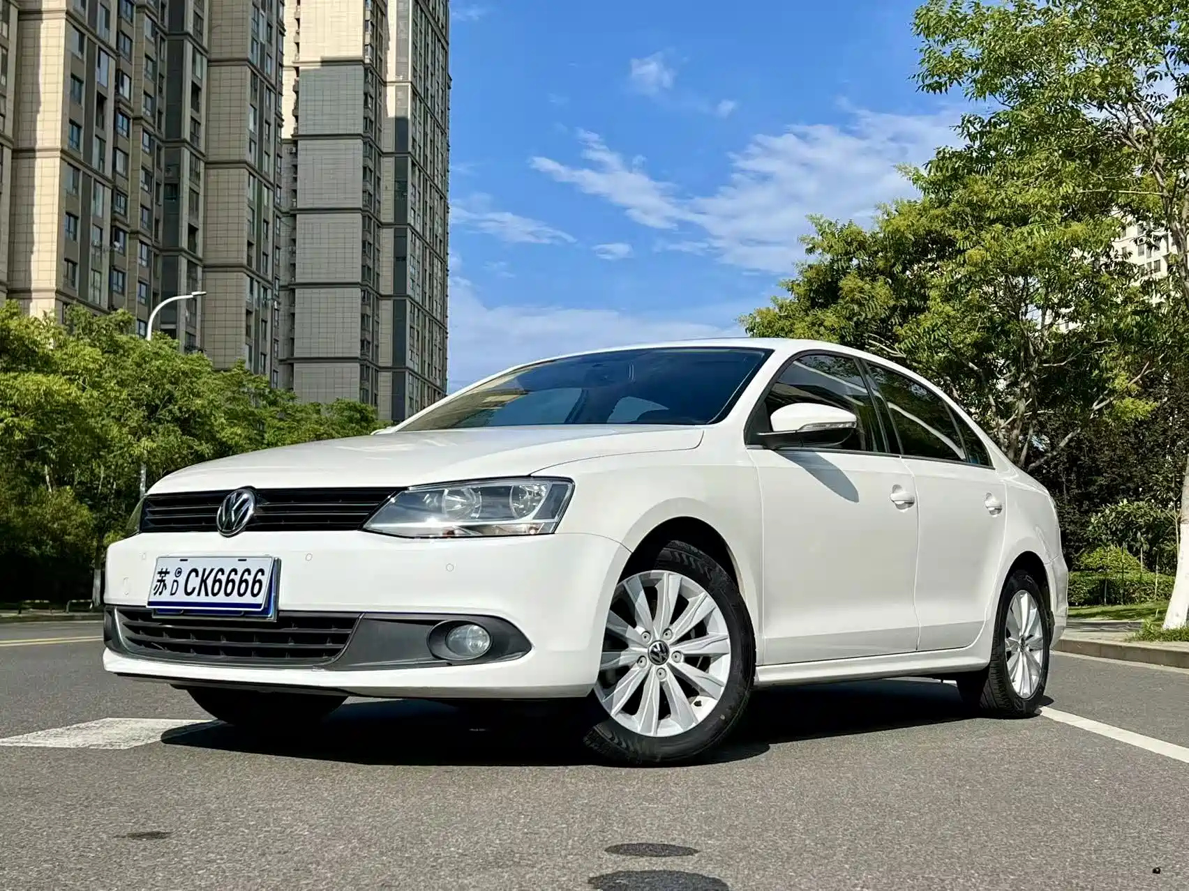 VOLKSWAGEN SAGITAR 2014
