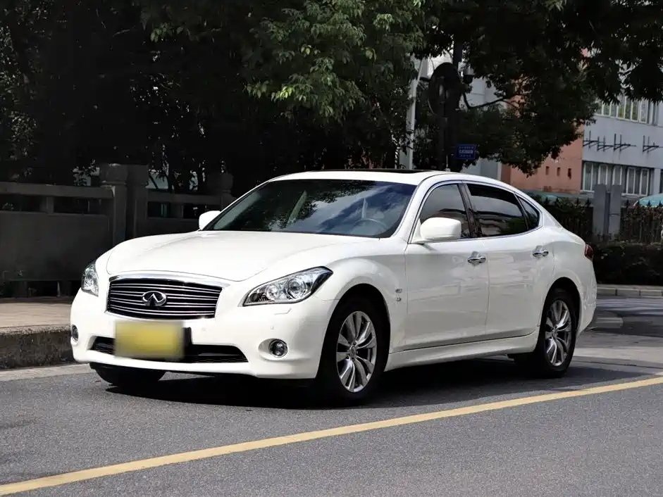 INFINITI Q70 2013