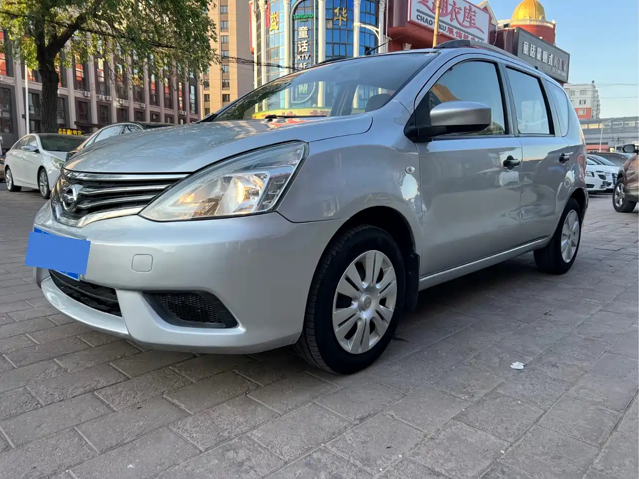 NISSAN LIVINA 2013