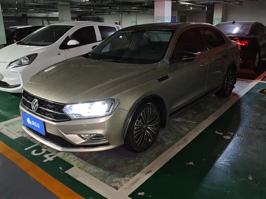 VOLKSWAGEN BORA