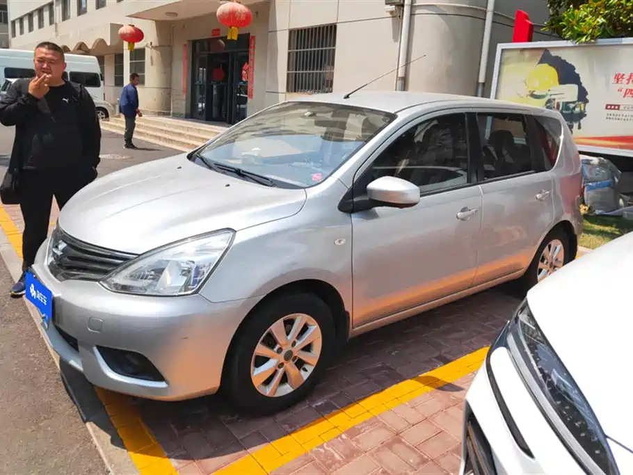 NISSAN LIVINA 2013