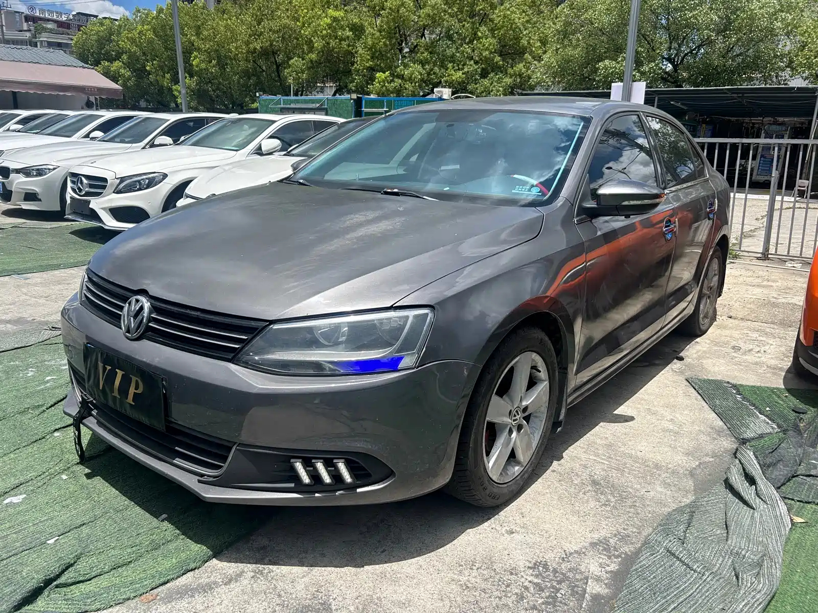 VOLKSWAGEN SAGITAR 2012