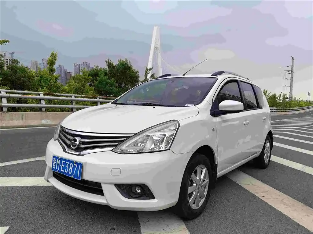 NISSAN LIVINA 2013