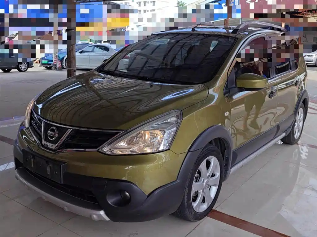 NISSAN LIVINA 2013