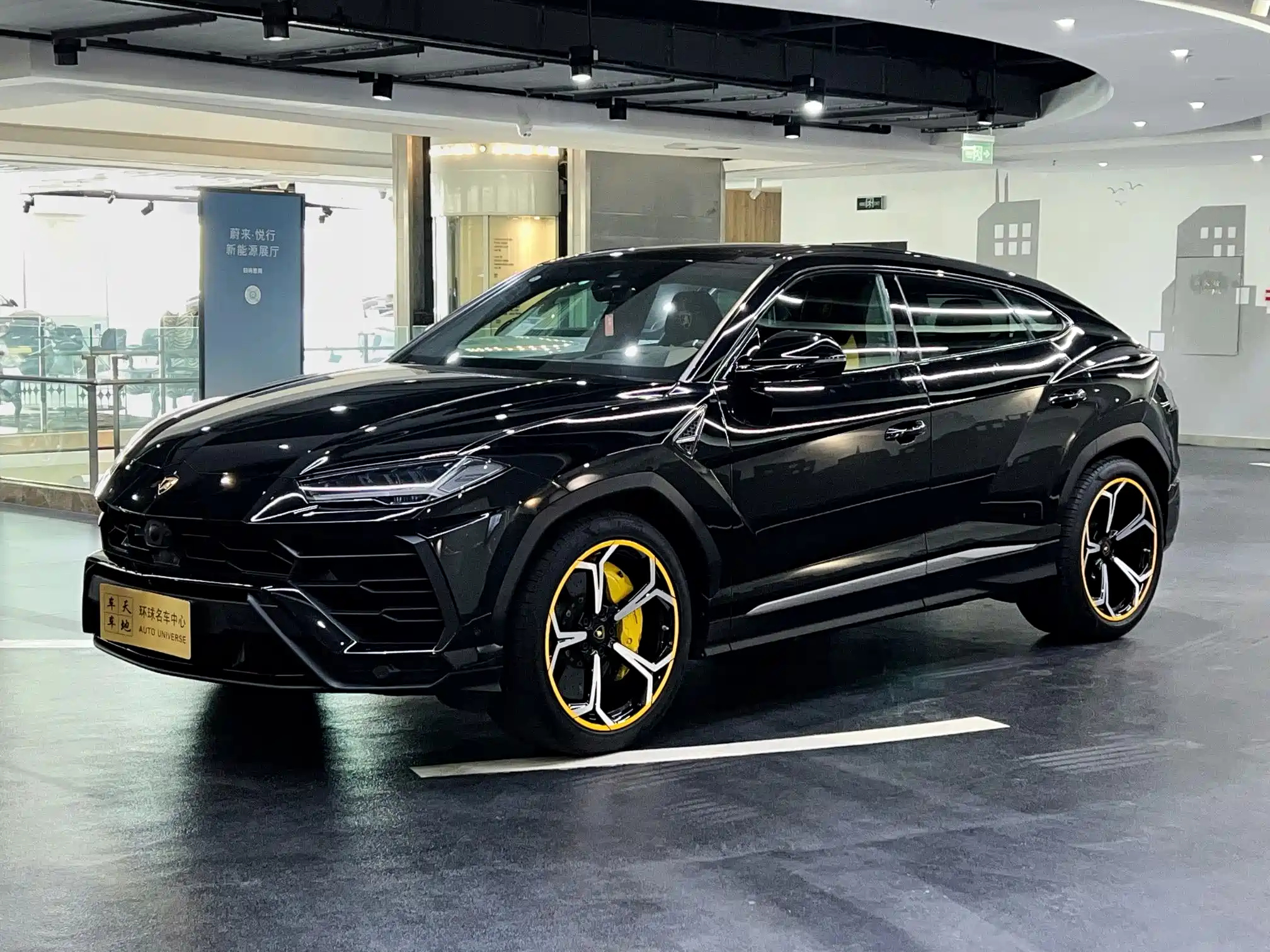 LAMBORGHINI URUS 2021