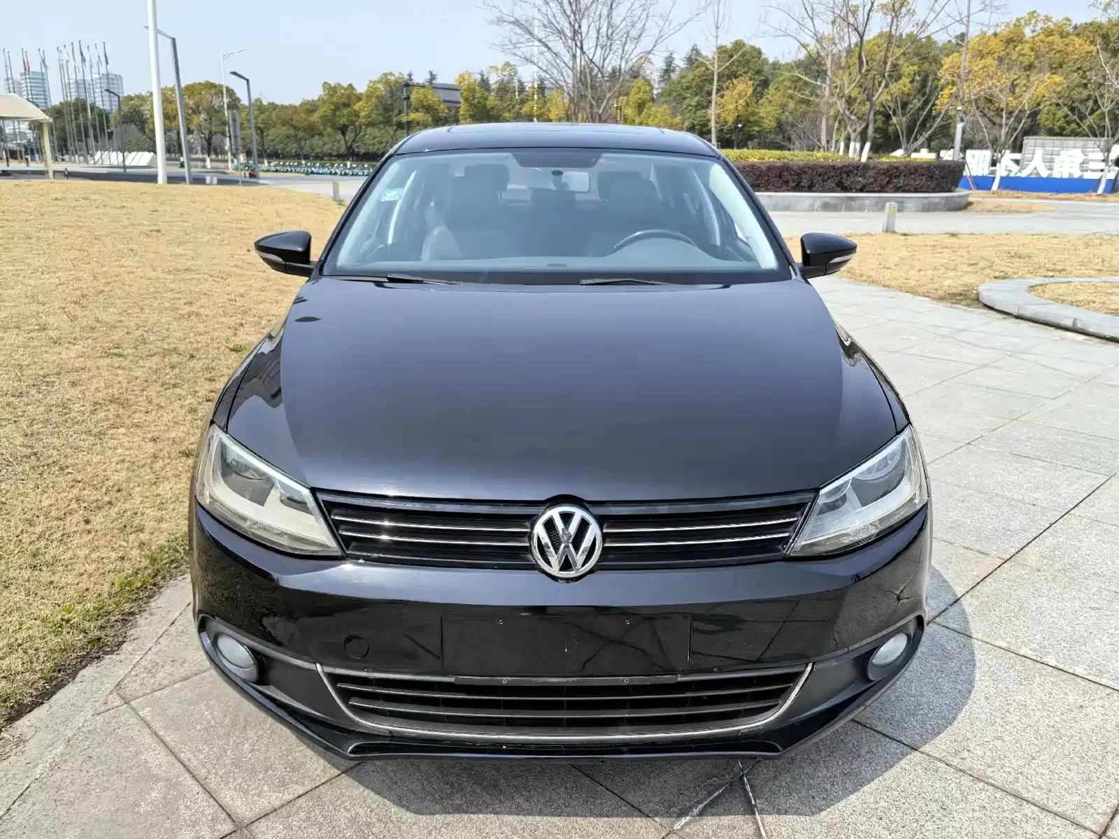 VOLKSWAGEN SAGITAR 2014