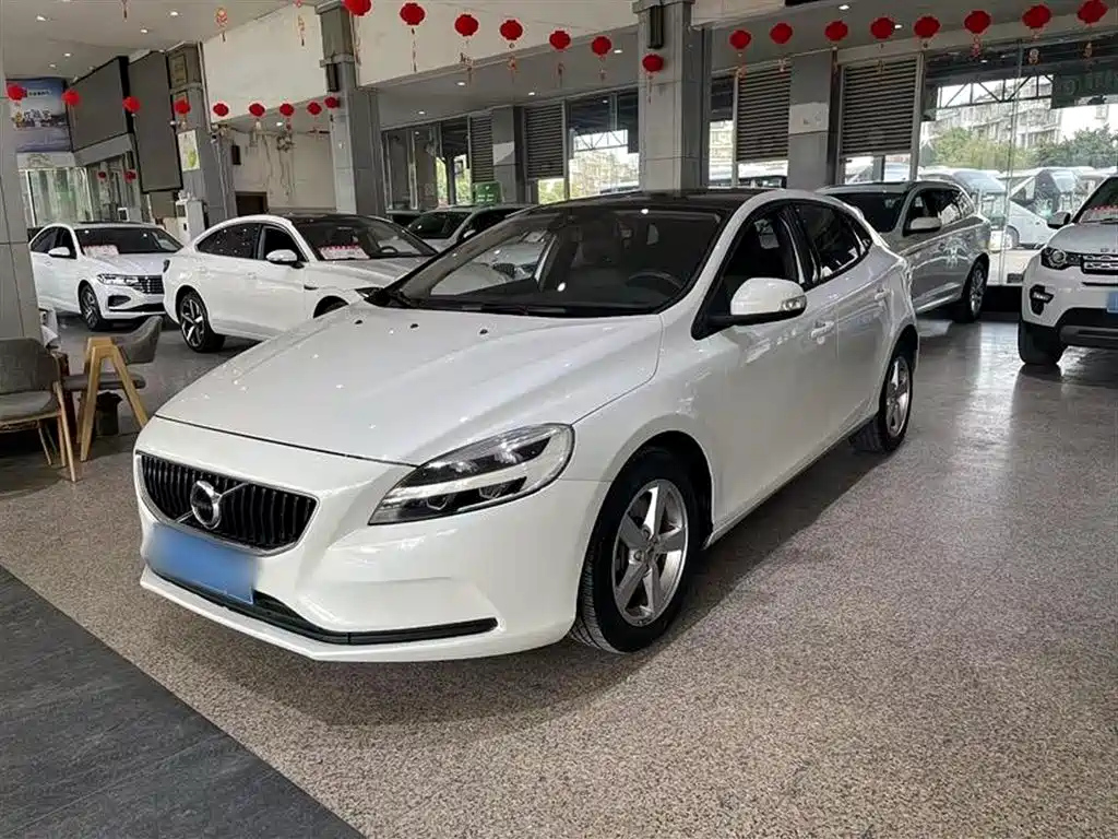 VOLVO V40 2017