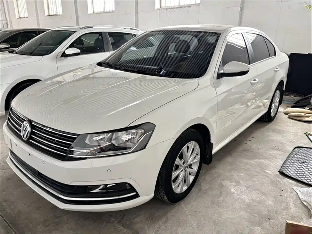 VOLKSWAGEN LAVIDA 2015