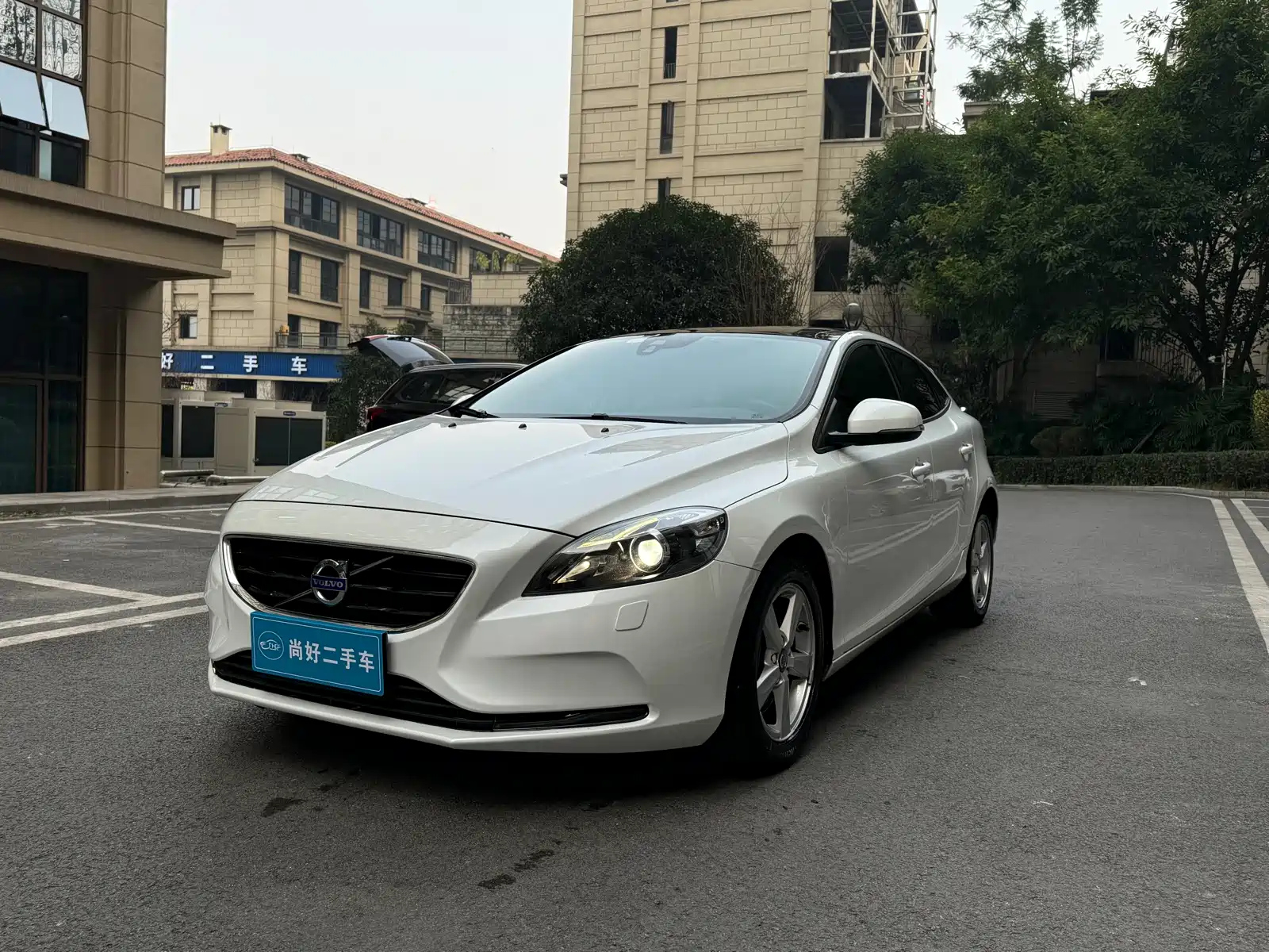VOLVO V40 2016
