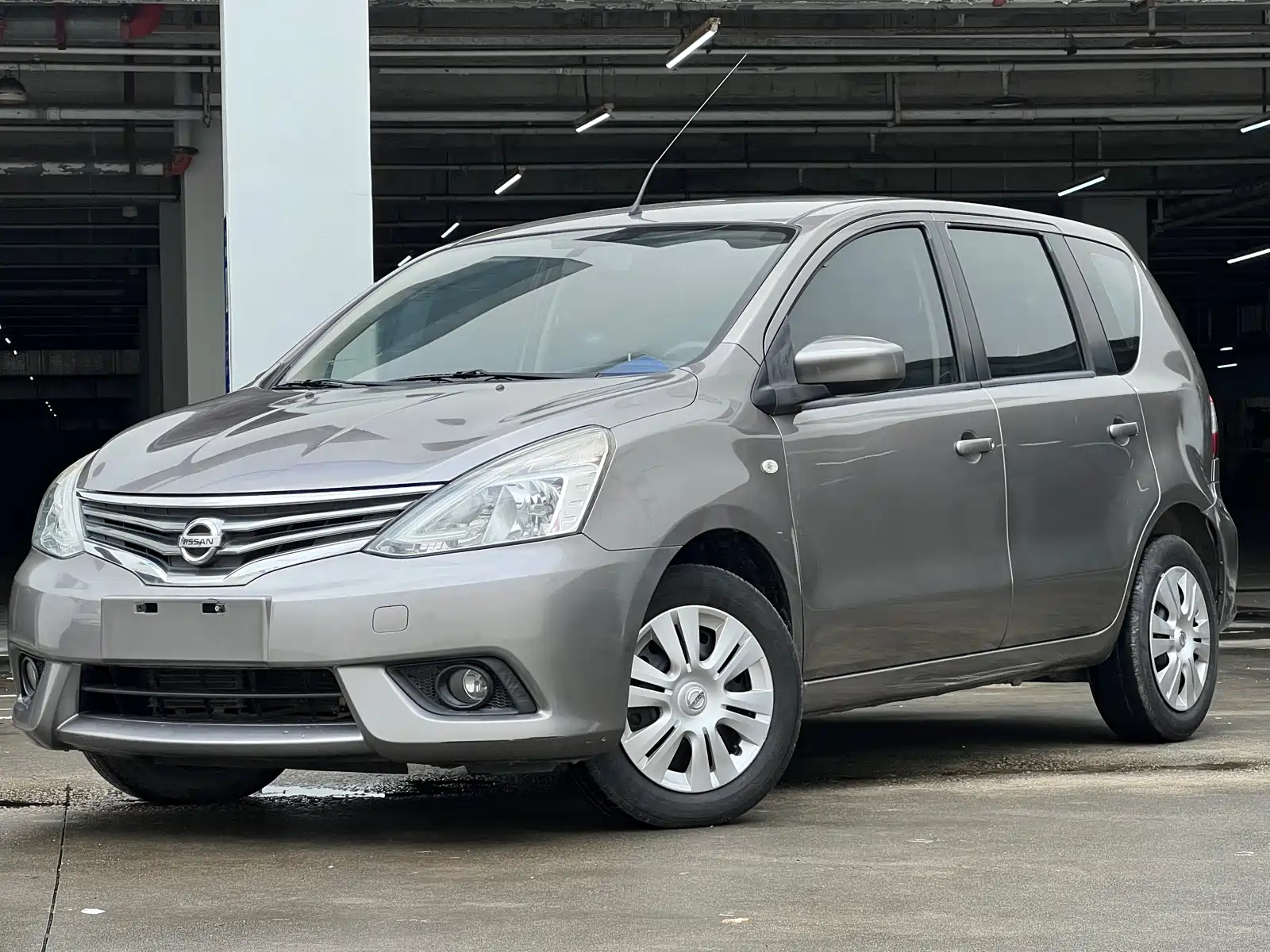 NISSAN LIVINA 2013