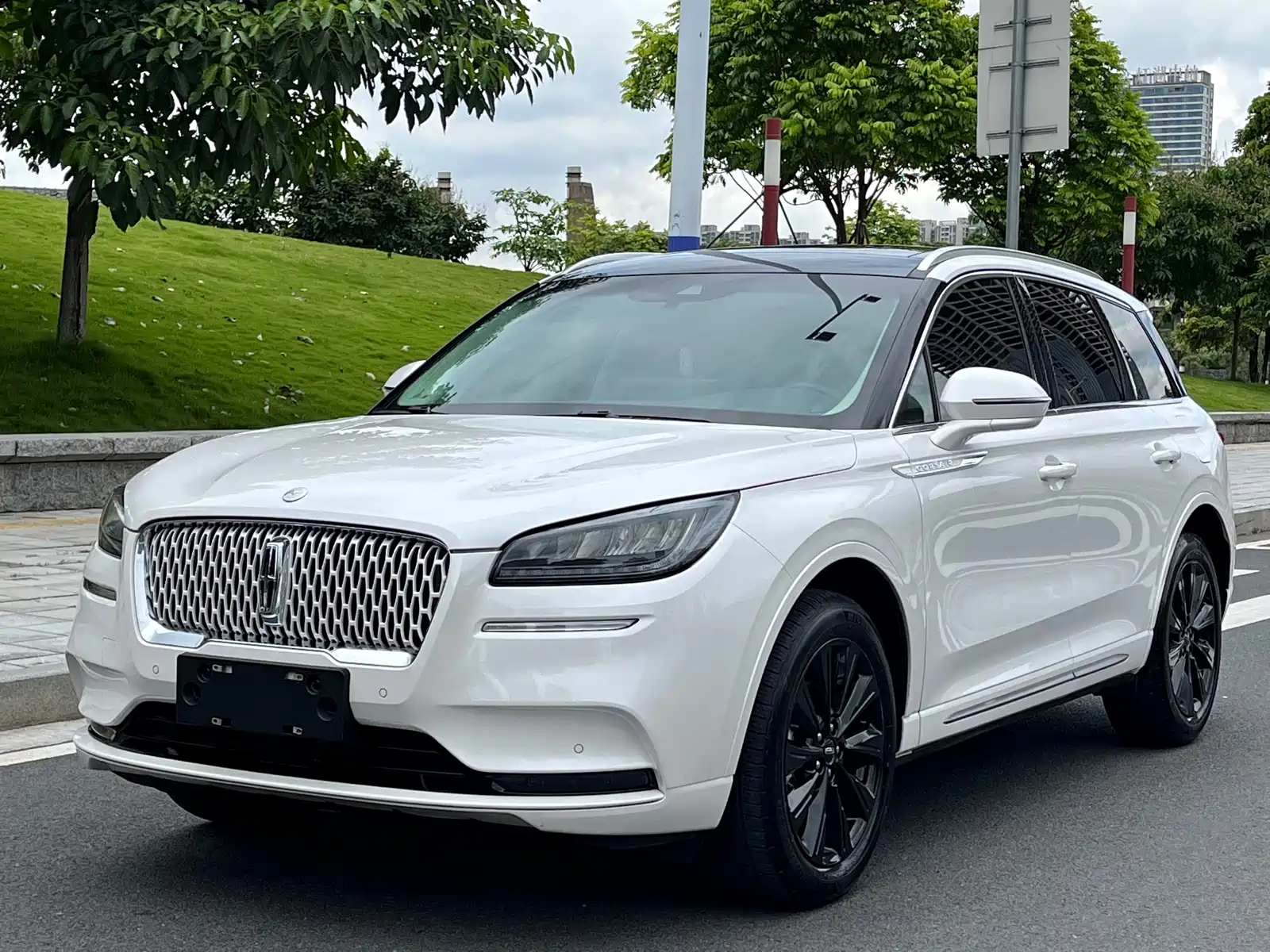 LINCOLN ADVENTURER 2022