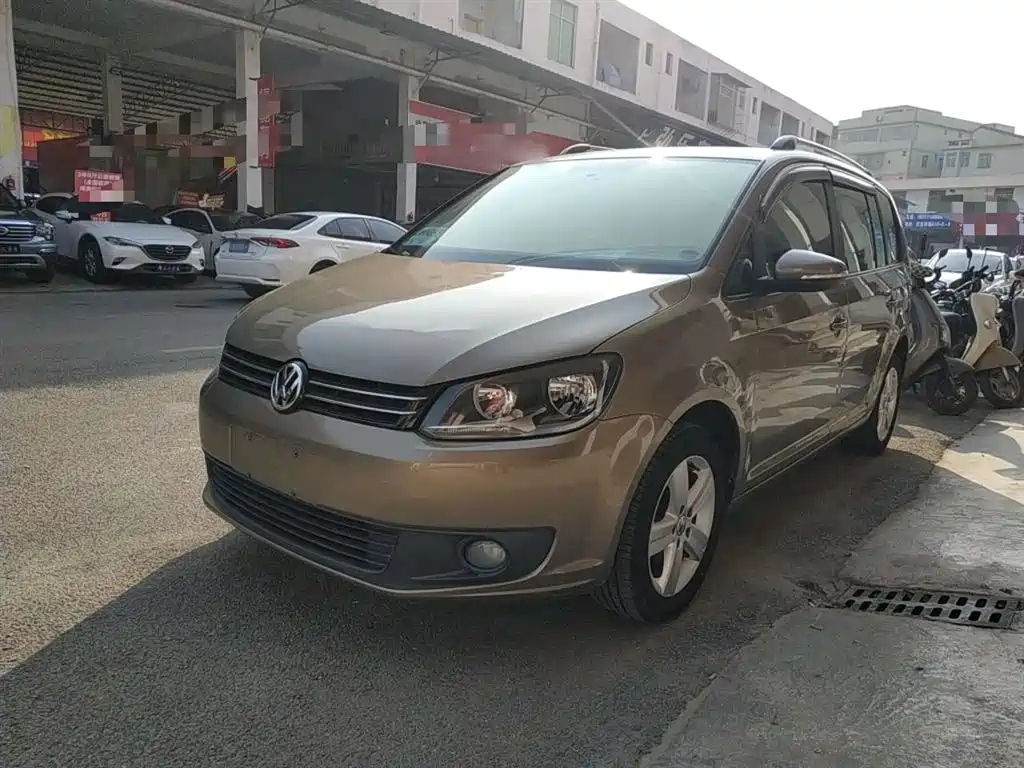 VOLKSWAGEN TOURAN 2015