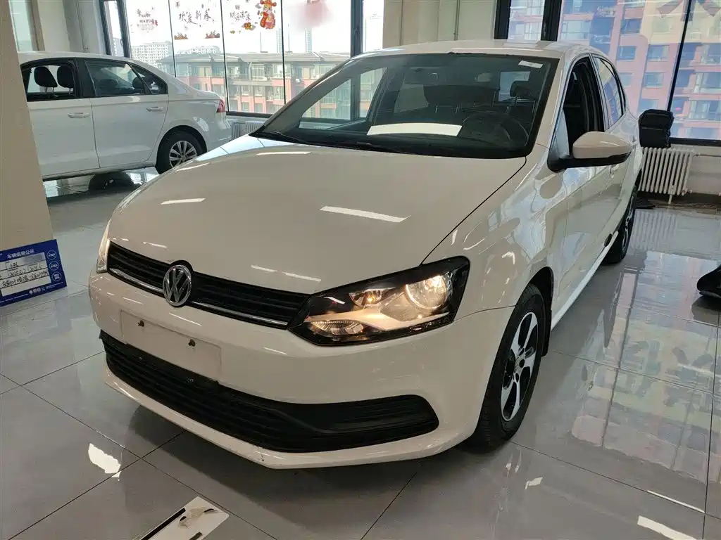 VOLKSWAGEN POLO 2016