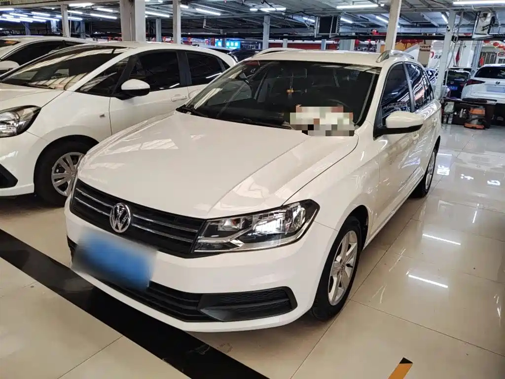 VOLKSWAGEN SANTANA 2015