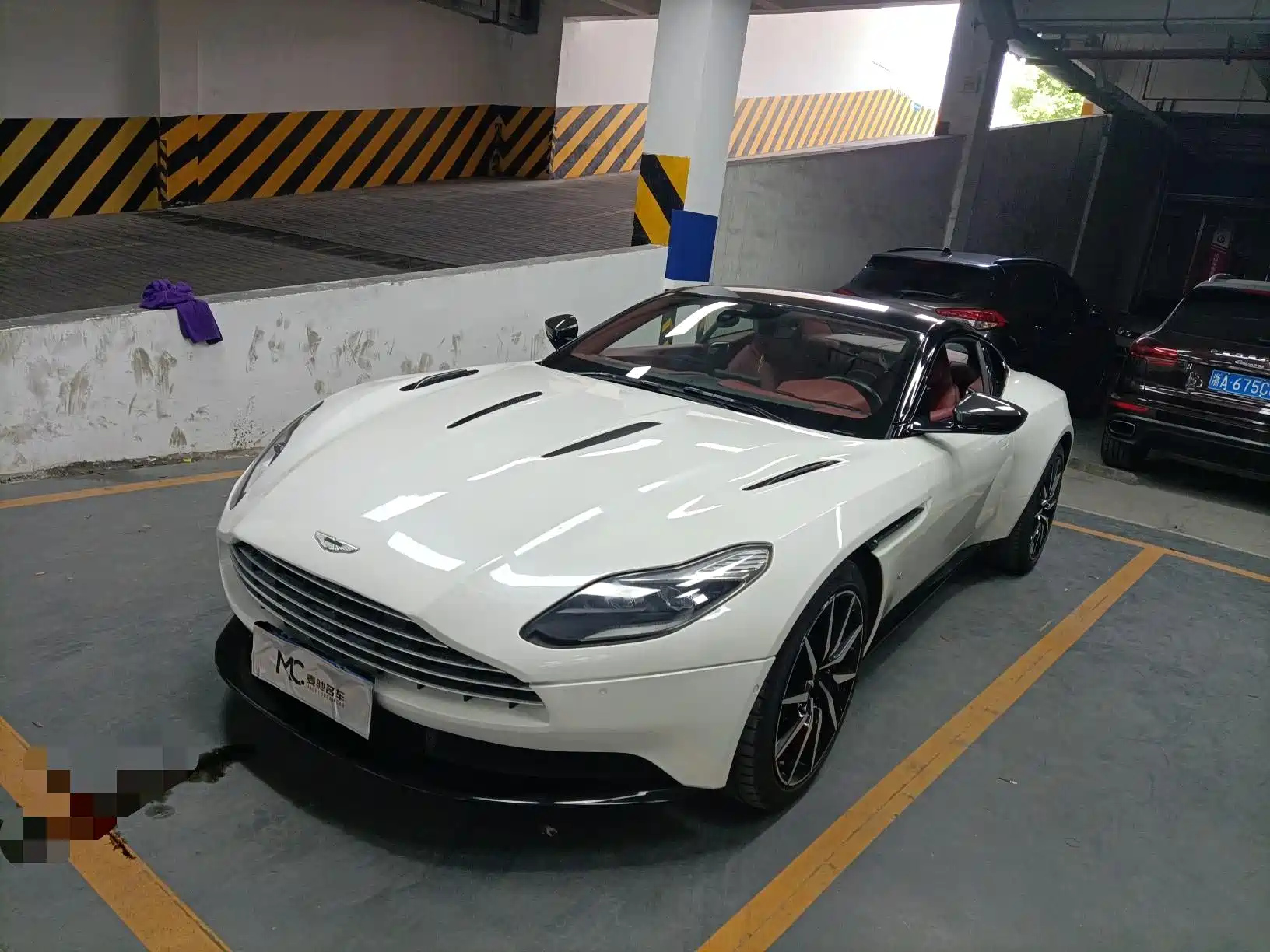 ASTON MARTIN DB11