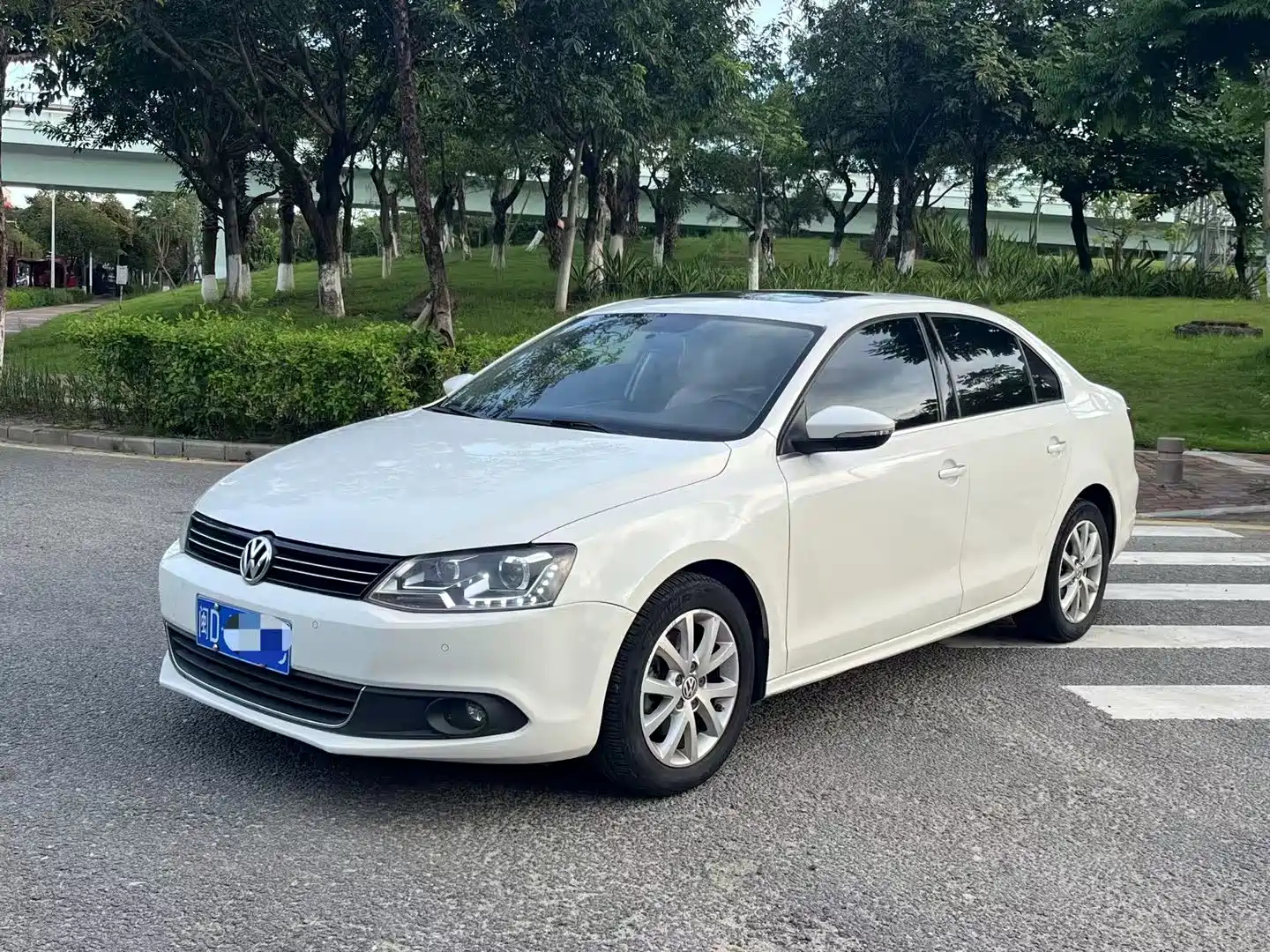 VOLKSWAGEN SAGITAR 2014