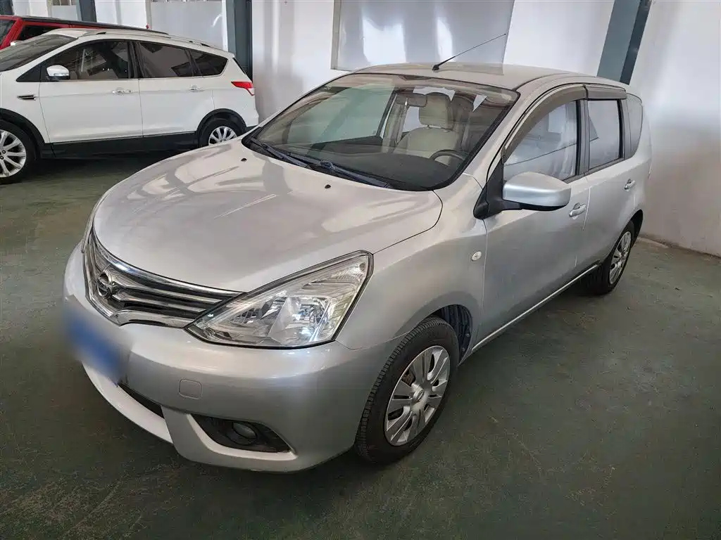 NISSAN LIVINA 2013