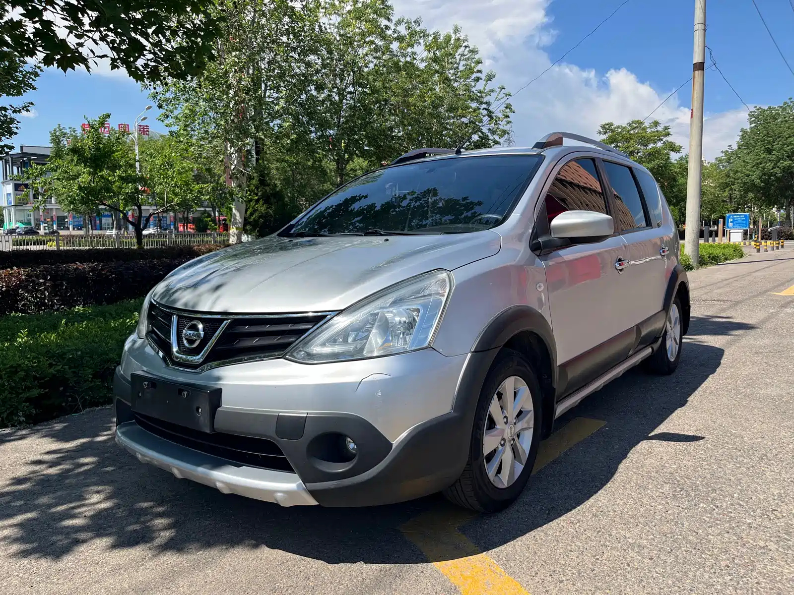 NISSAN LIVINA 2013