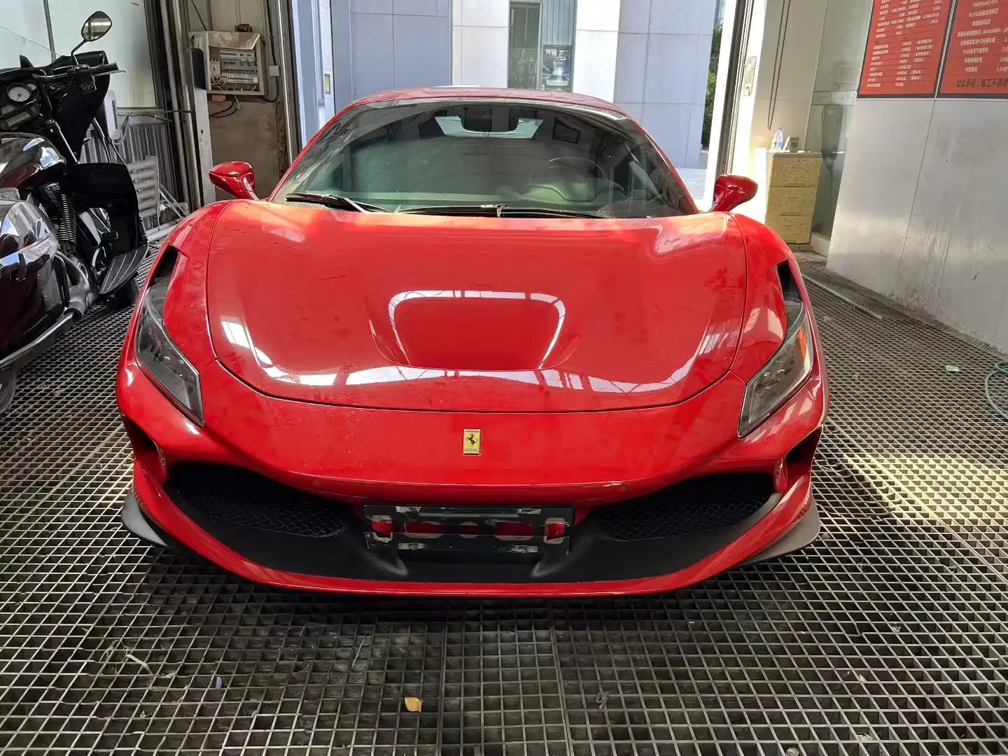 FERRARI F8