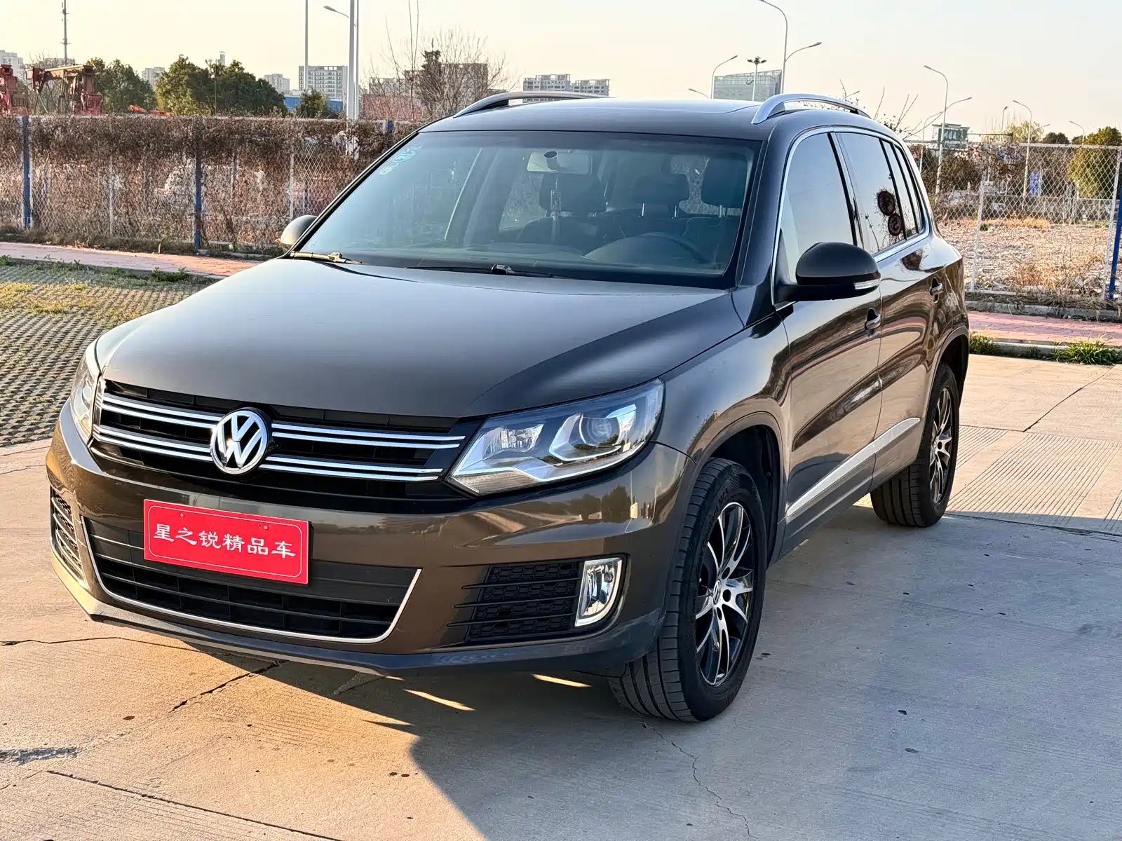 VOLKSWAGEN TIGUAN