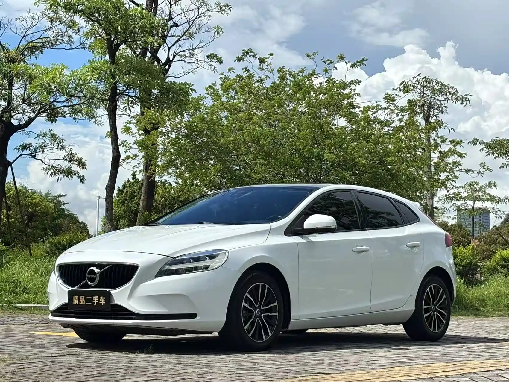 VOLVO V40 2017