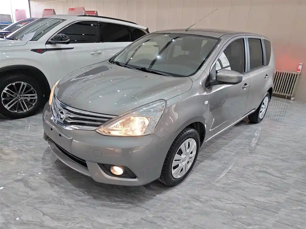 NISSAN LIVINA 2013
