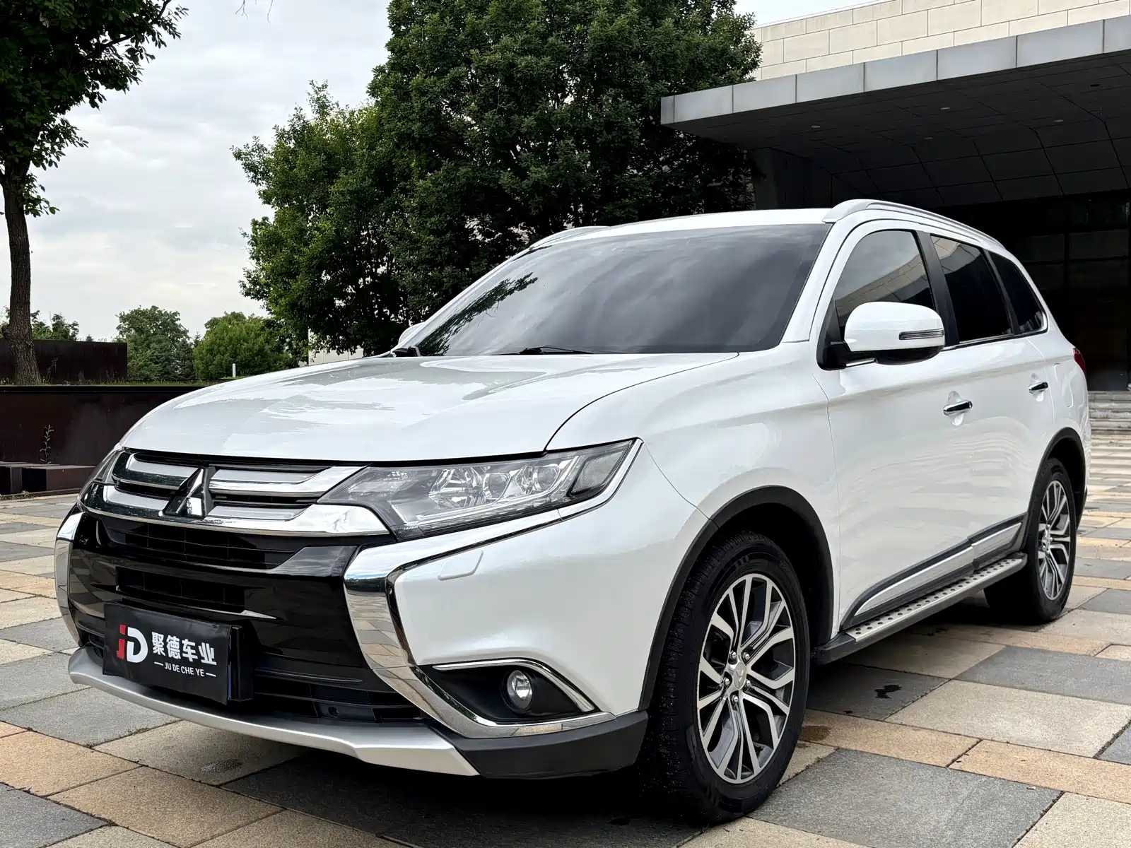 MITSUBISHI OUTLANDER 2016