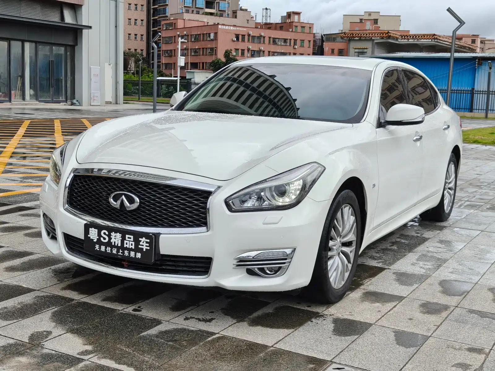 INFINITI Q70 2015